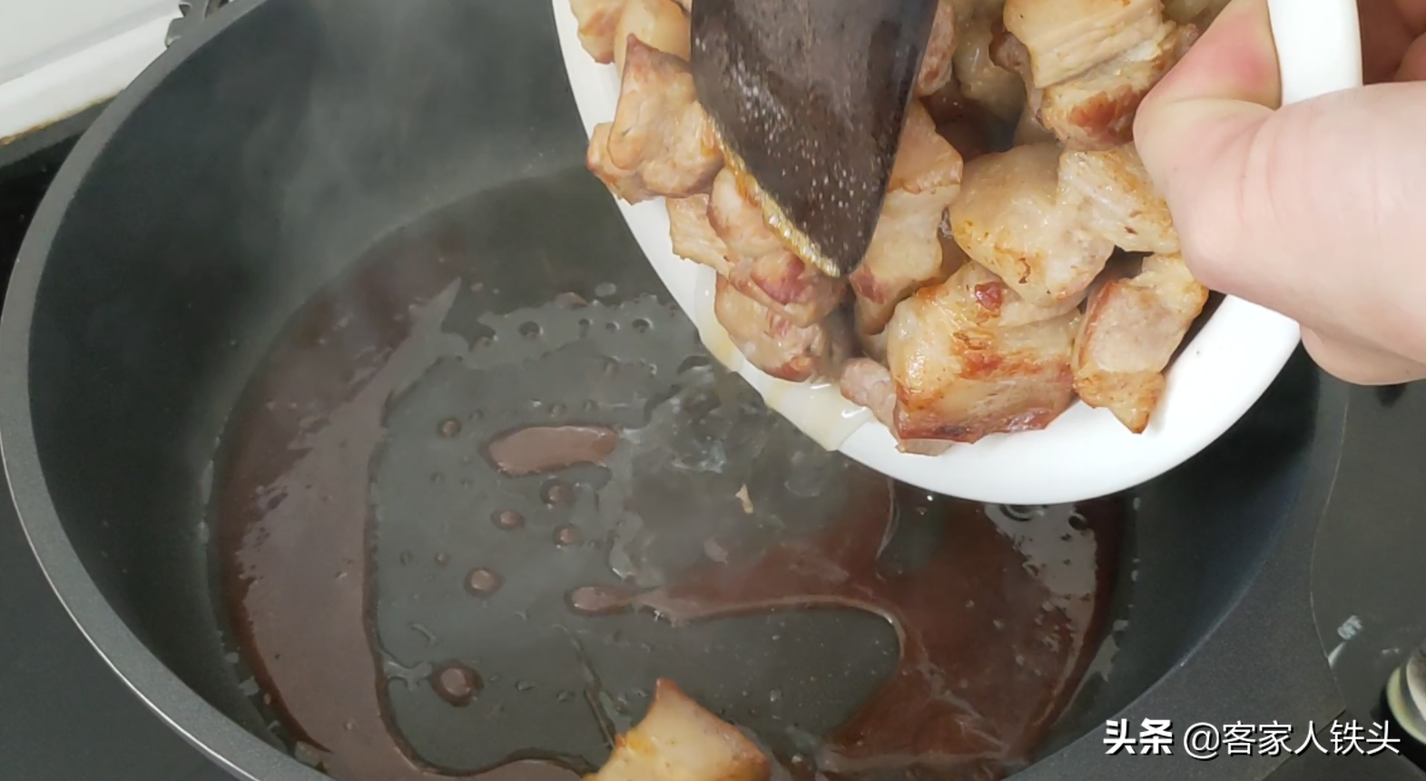 16块2斤五花肉，加1把树根，教你客家独特做法，一开盖香飘满屋