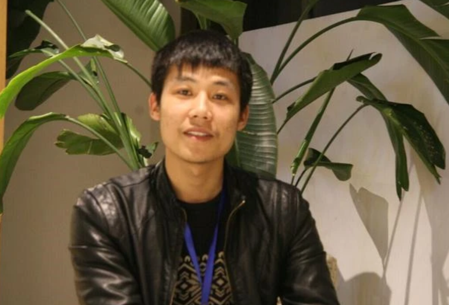 湖南小伙大二退学创业，22岁成千万富翁，23岁为她在海南卖水果