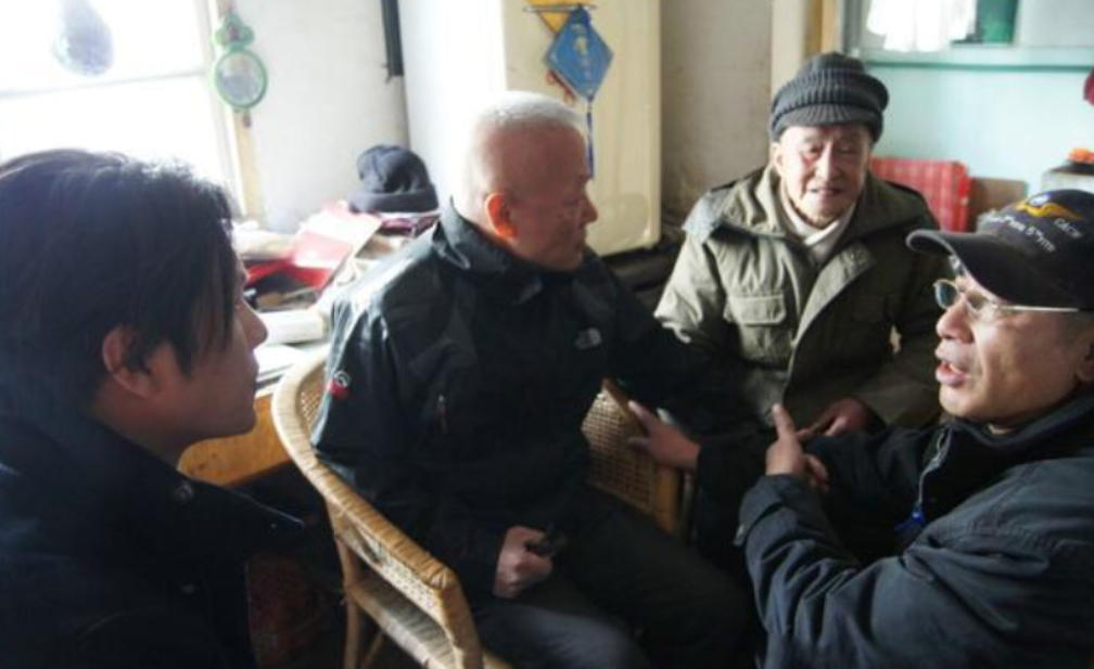 80岁老人被儿媳赶出家门，政府得知英雄身份后，直接送来30万现金