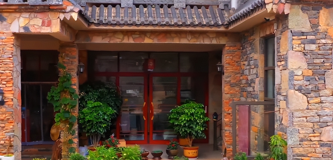 昆明这个古寨，有国内唯一的男人节，还有片神秘树林是女人禁地