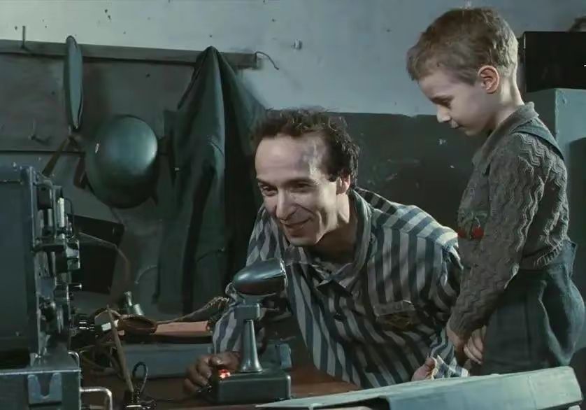 电影《美丽人生》：纳粹屠刀下救子！父爱如山的最好诠释