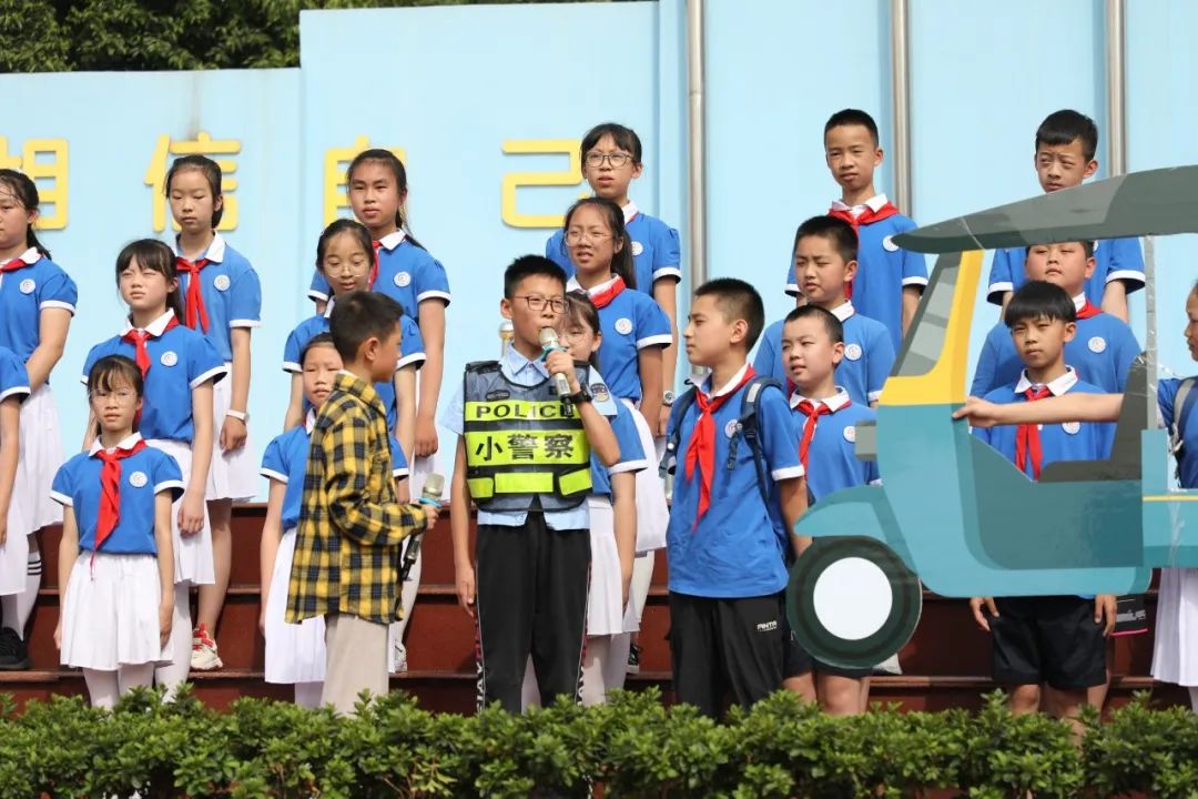 成都市双流区棠湖小学举行“交通安全主题”升旗仪式