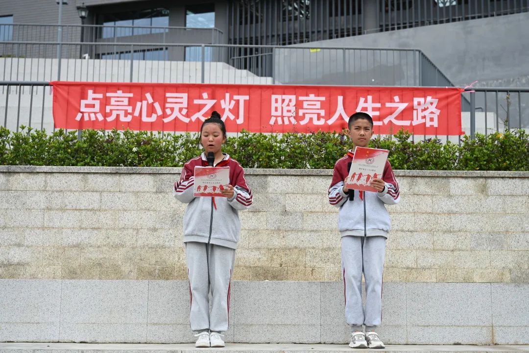 点亮心灵之灯 照亮人生之路｜新兴中学附属小学举行主题升旗仪式