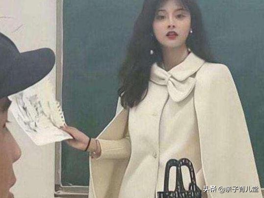 美女教师穿2.8万貂皮大衣上课，却被家长举报，老师：我太难了