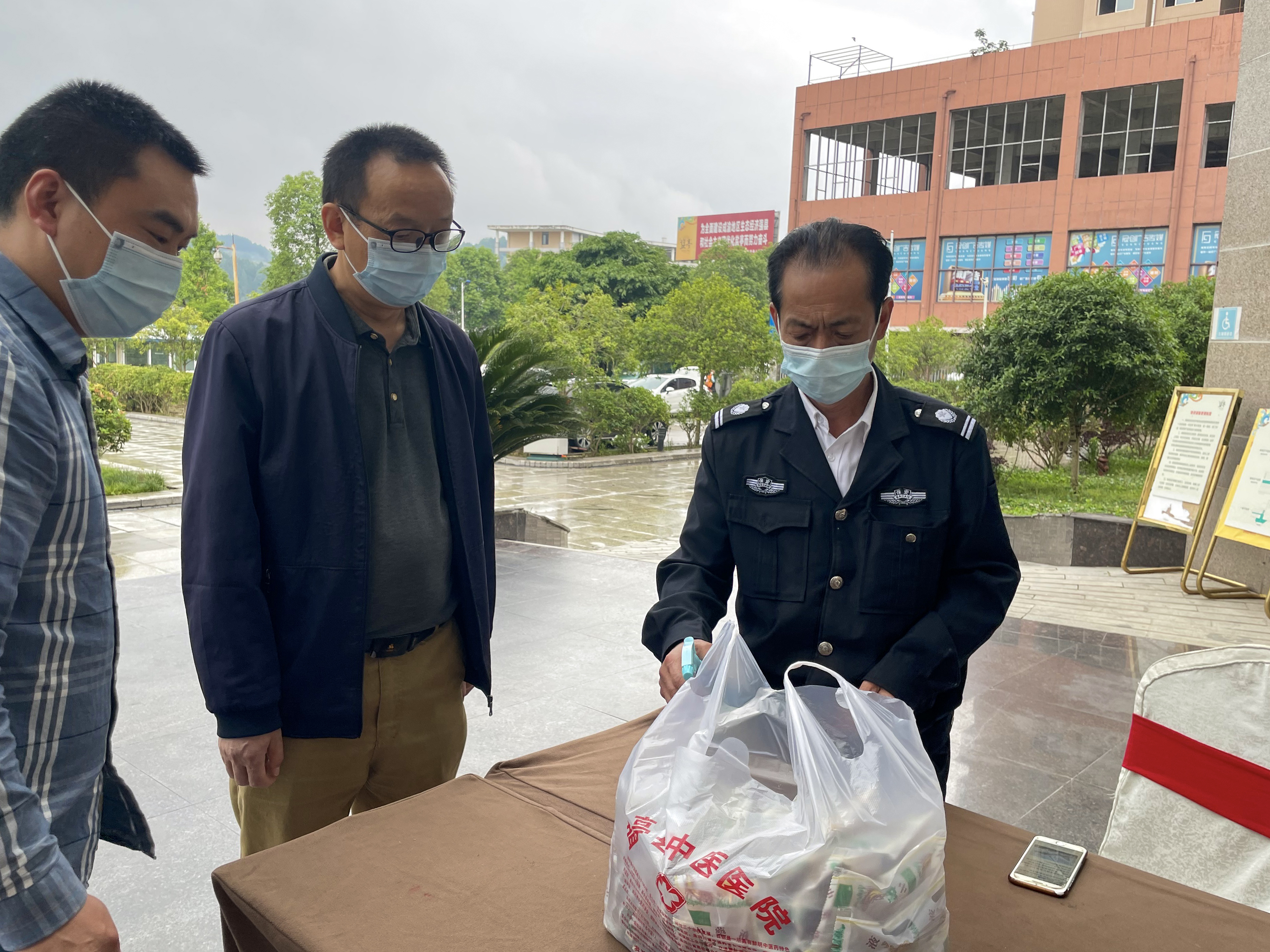 盐亭县中医医院：煎一副中药 设一道防线