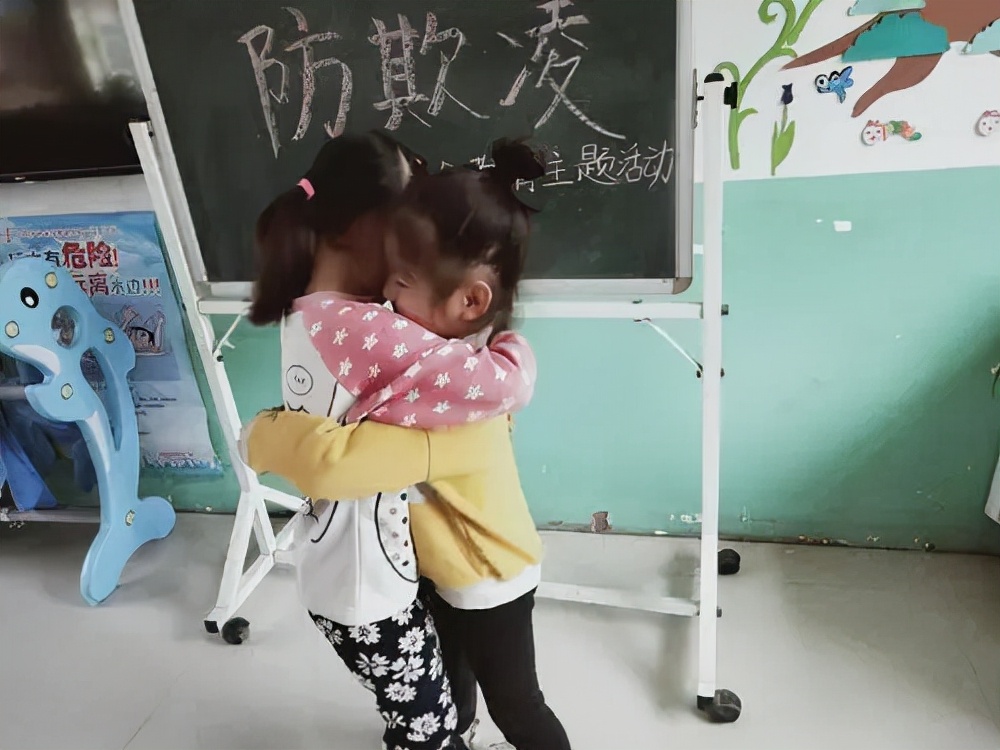 孩子在学校被欺负回家哭诉，机智的妈妈教科书式的做法，令人称赞