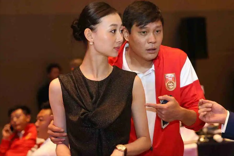 范志毅三婚娶小17岁妻子，两女儿都是外国籍，曾爆粗口回击网友