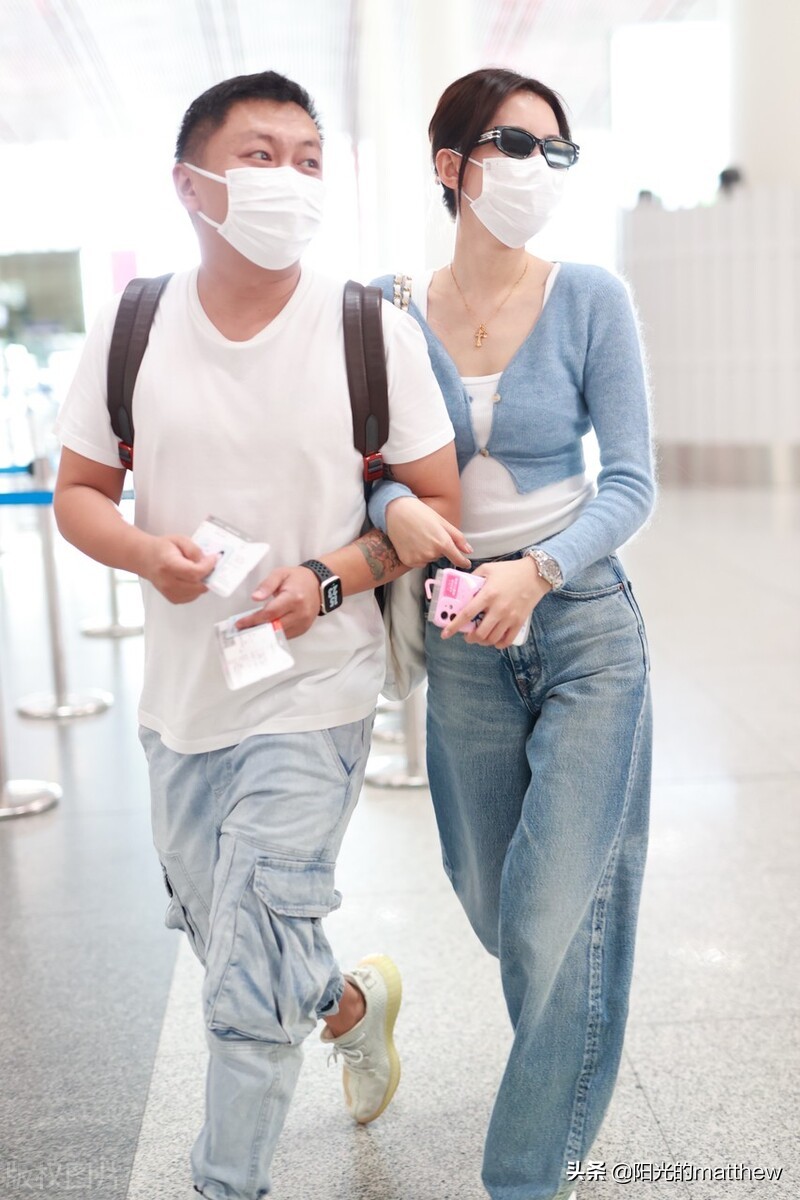 街拍：孙怡蓝色针织开衫+白色背心+阔腿牛仔裤简约随性