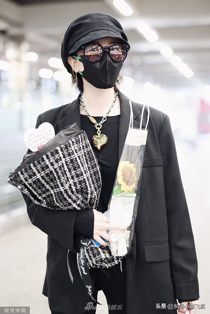陈小纭现身机场全黑打扮精致 遇粉丝签名拥抱有爱互动