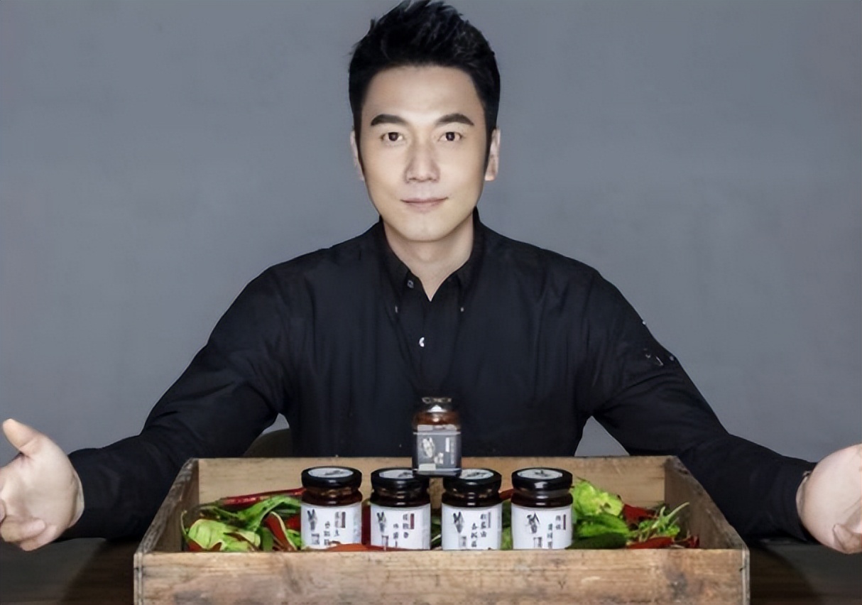 他曾是春晚著名歌手，离婚后娶超模，如今49岁卖辣椒酱