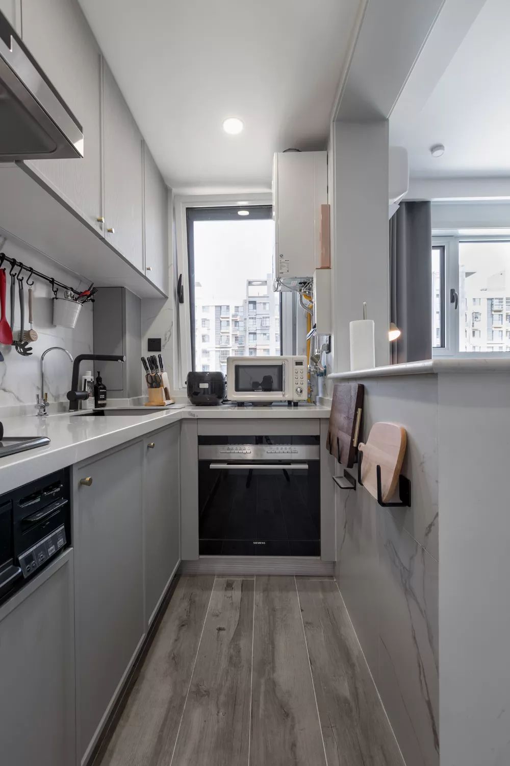 63平简约风小户型二居室，卧室里还挤出了衣帽间