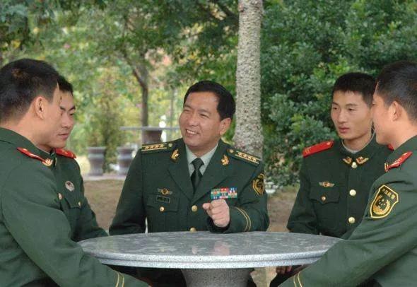 男人当自强，赞美军人的英雄事迹
