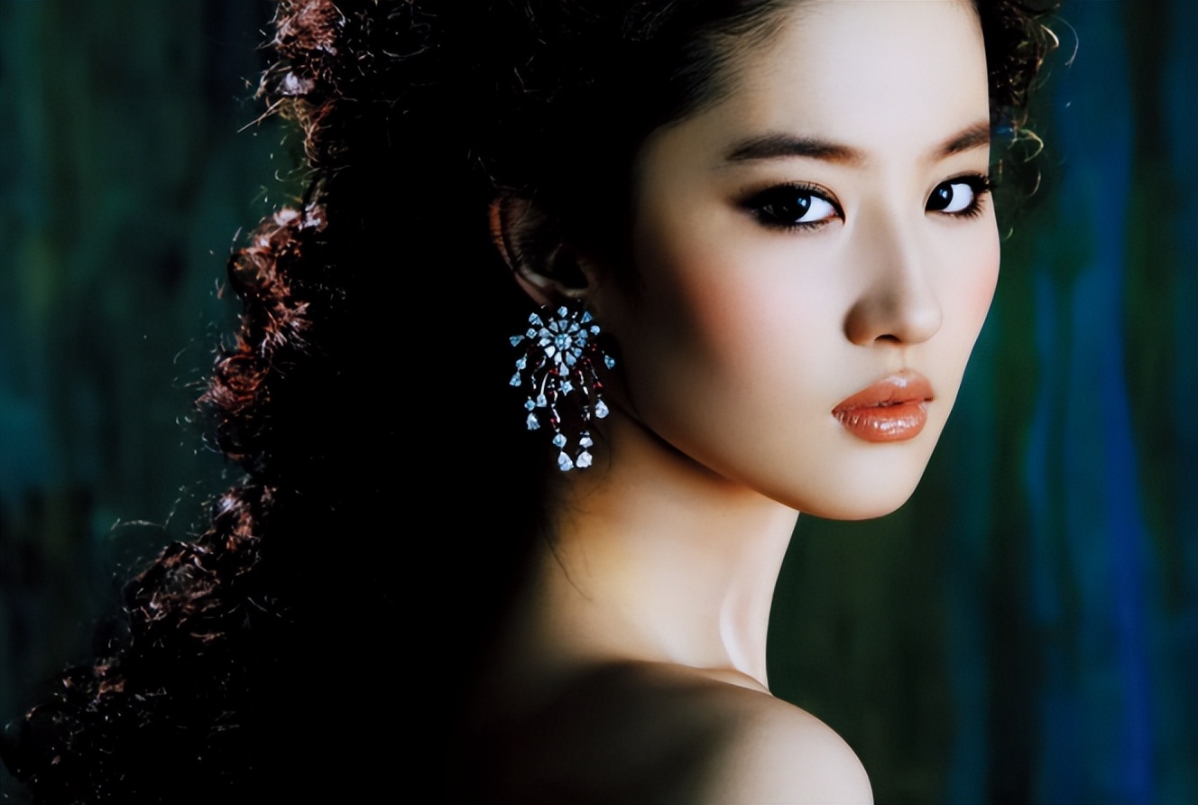 刘亦菲真的没有一点点长得不好看的，五官拆开看，每一个都很精致