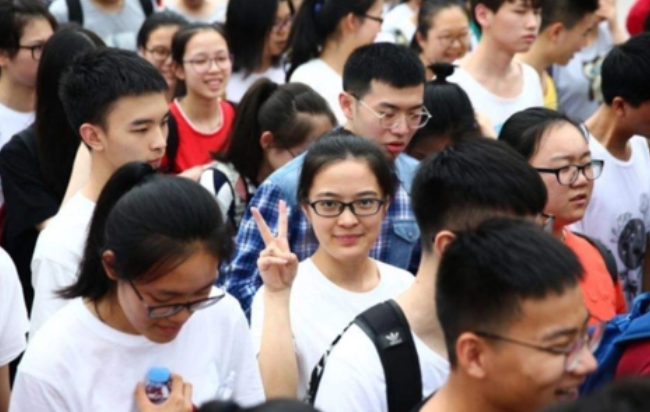 高考当天为什么不让穿校服？班主任说出答案，学生：还好知道的早