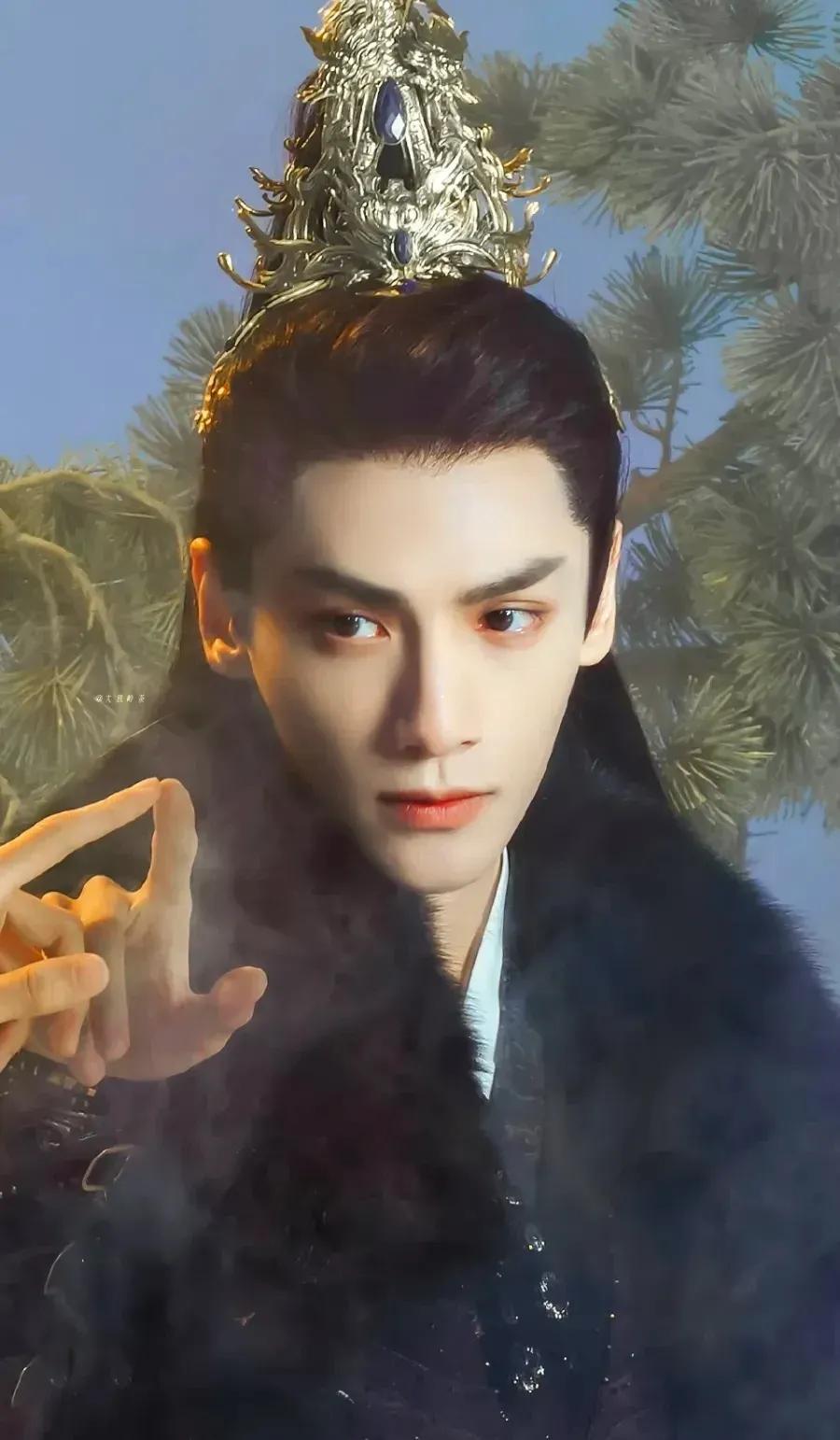 罗云熙的颜值真的好的没话说，不过古装多了不羁，更帅气