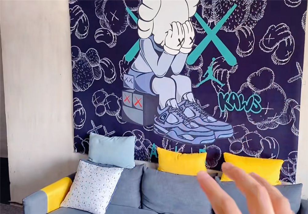 一对95后小情侣，为省钱不装修直接住毛坯房，网友：真的服气