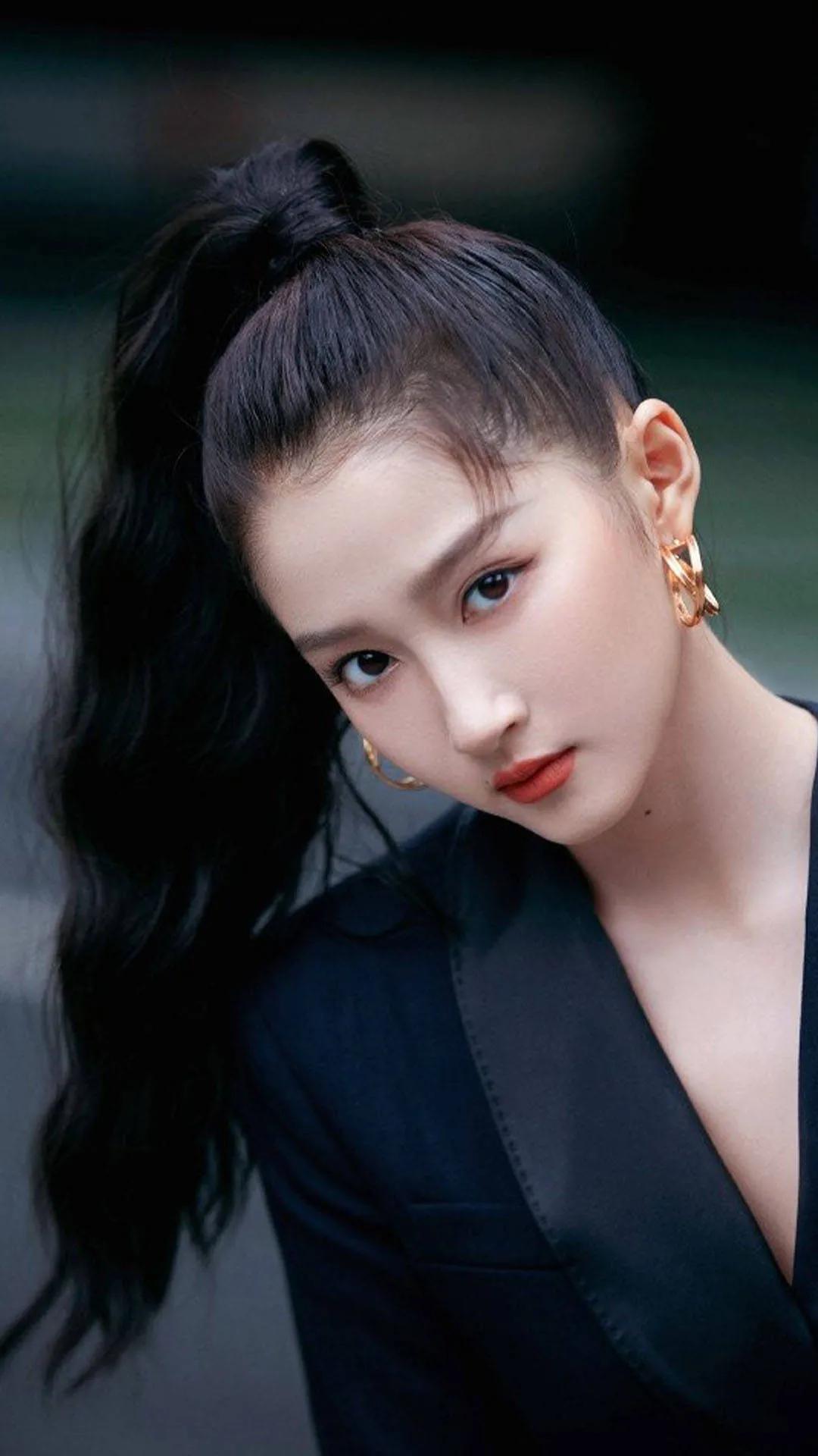 关晓彤穿黑色西装裙 扎高马尾利落干练显成熟美