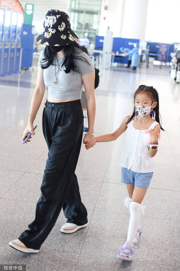 姚晨带儿女首都机场出行 小土豆抱妹妹画面有爱