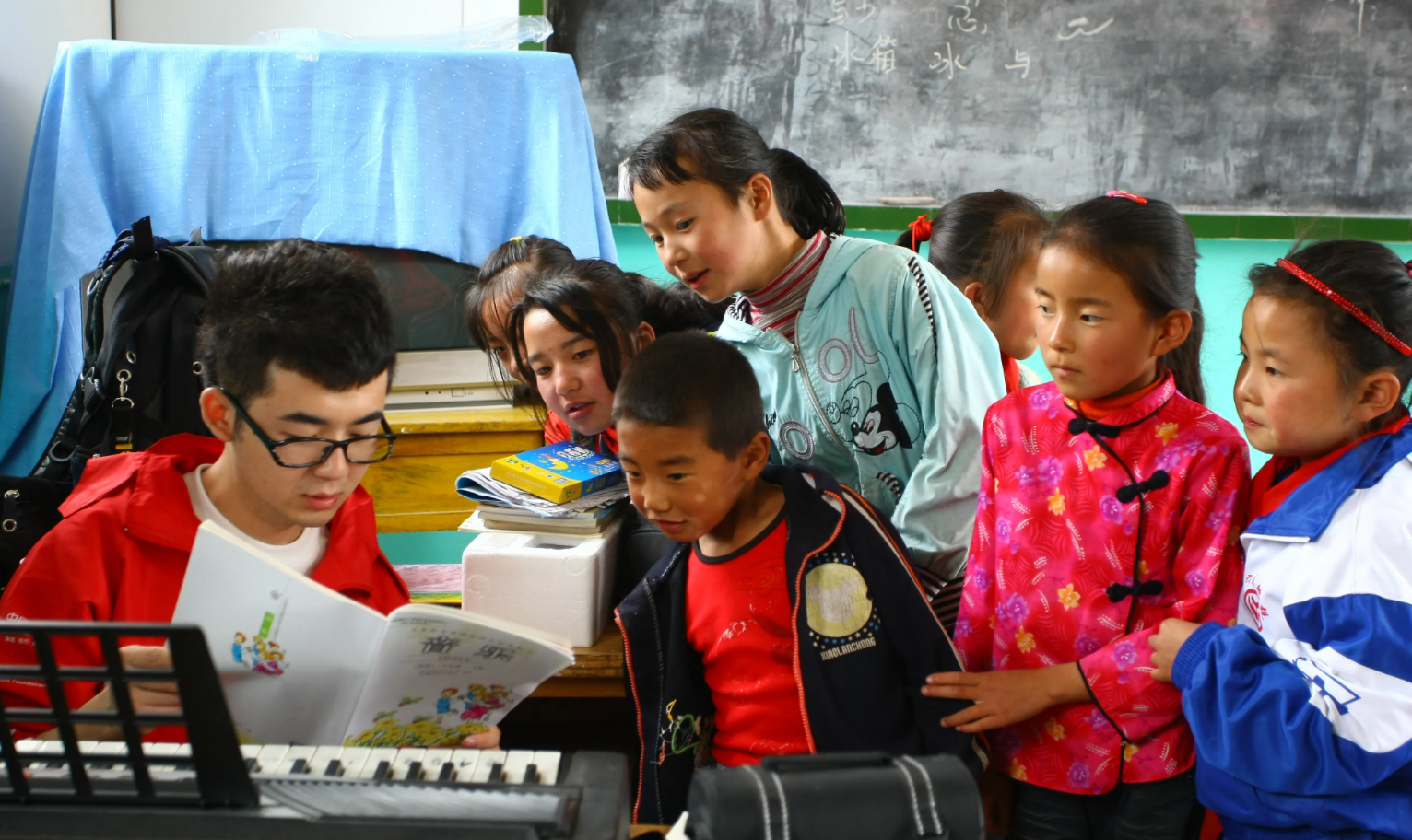 大学生去山村支教，却被看成是“霍霍学生”？村支书直言折腾不起