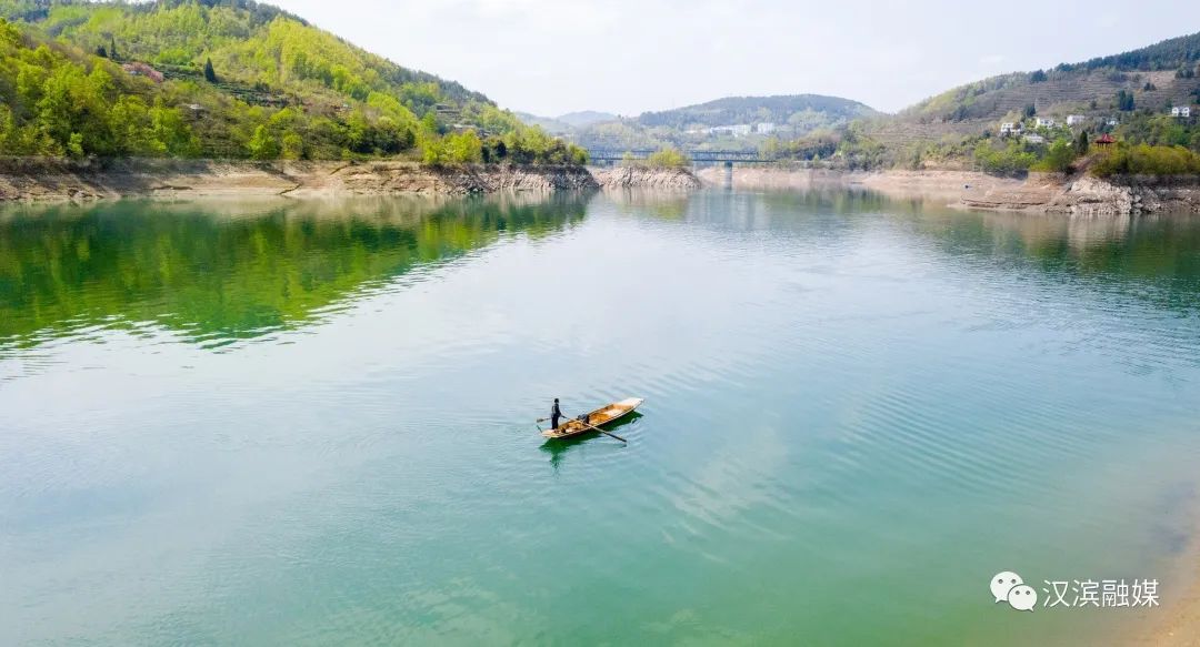 流水镇：半江春色半江水 秀美春色惹人醉