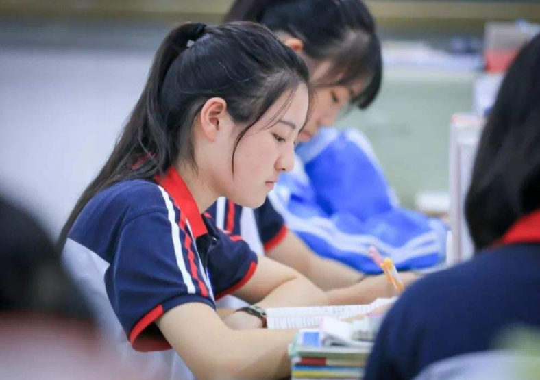 高考过后才发现，普通班的鸡头和重点班的凤尾，差的不是一星半点