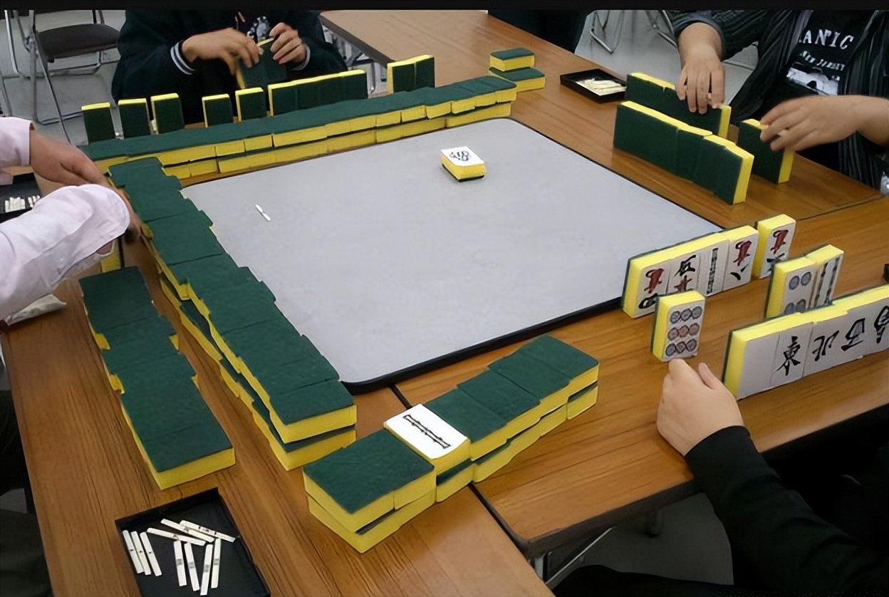 大学生宿舍又现“神操作”，堪比达人秀现场，大学生咋这么有才？