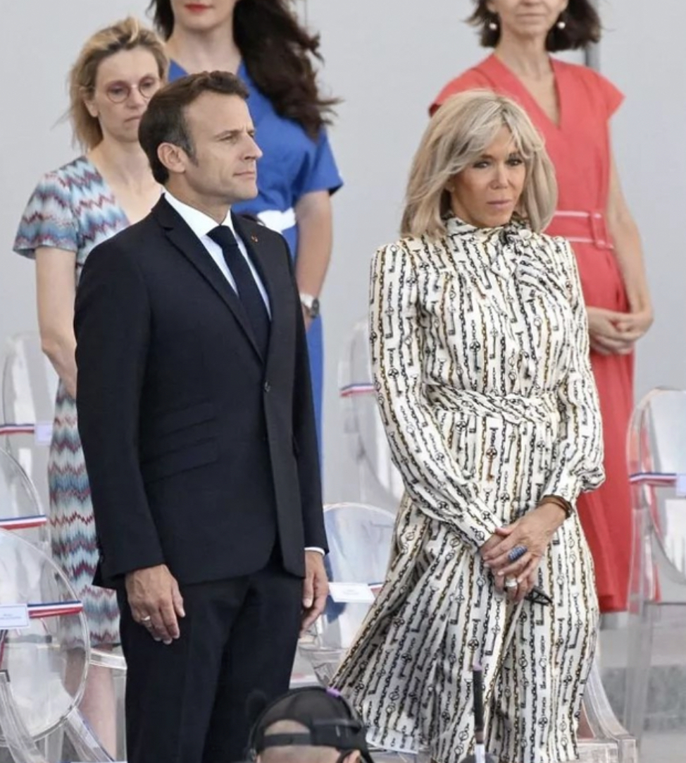 法国夫人顶“鸡窝头”亮相，穿印花裙同框老牌超模，气质不落下风