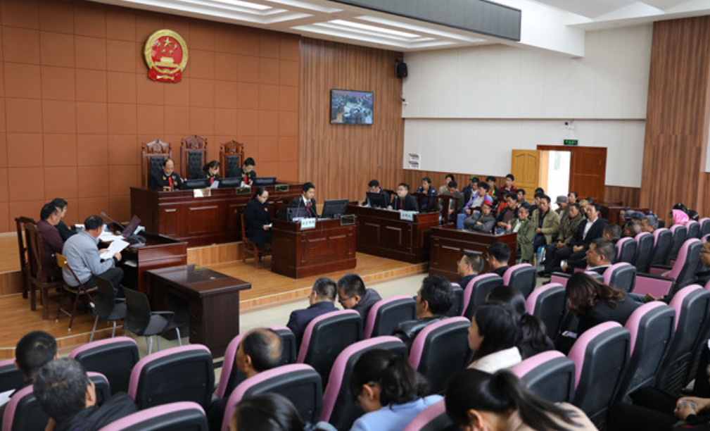 2006年，武汉一大学校长敛财数百万藏床下，工作人员清点了4小时