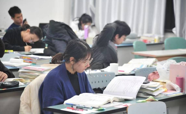 大学生考公难？喜讯再次袭来，三个要求若能满足之一，可免试上岗