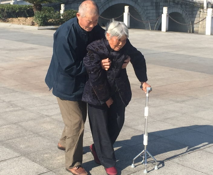 走路是最便宜的“长寿药”！避开这2个"时间点"，或越走越健康