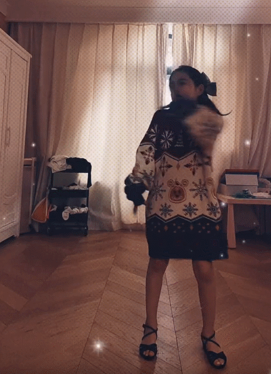 包贝尔女儿晒照，7岁饺子穿妈妈毛衣踩高跟鞋跳舞，扮成妈妈翻版