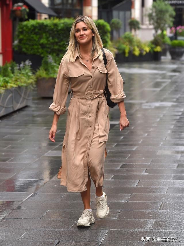 女星阿什丽·罗伯茨现身伦敦街头，她的笑容优雅迷人