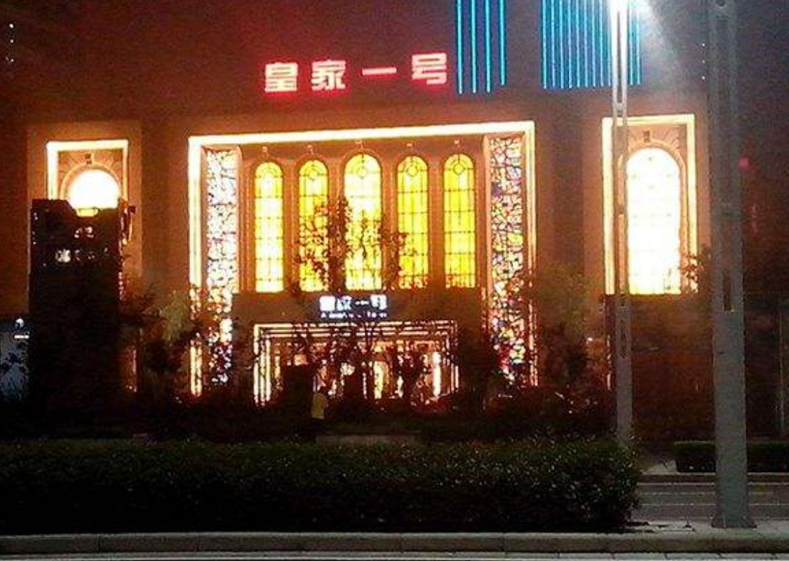 郑州"皇家一号"覆灭史：15辆警用大巴出动，有偿陪侍人员装满10车