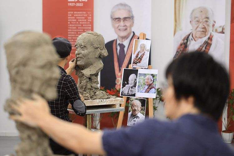 一个月内10位明星相继去世，最年轻的还未结婚，每一个都令人不舍