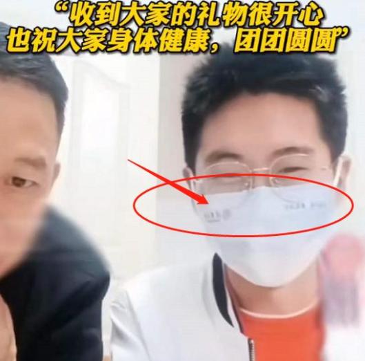 孙卓整理18岁生日礼物，唯独对口罩爱不释手，网友直夸：有前途