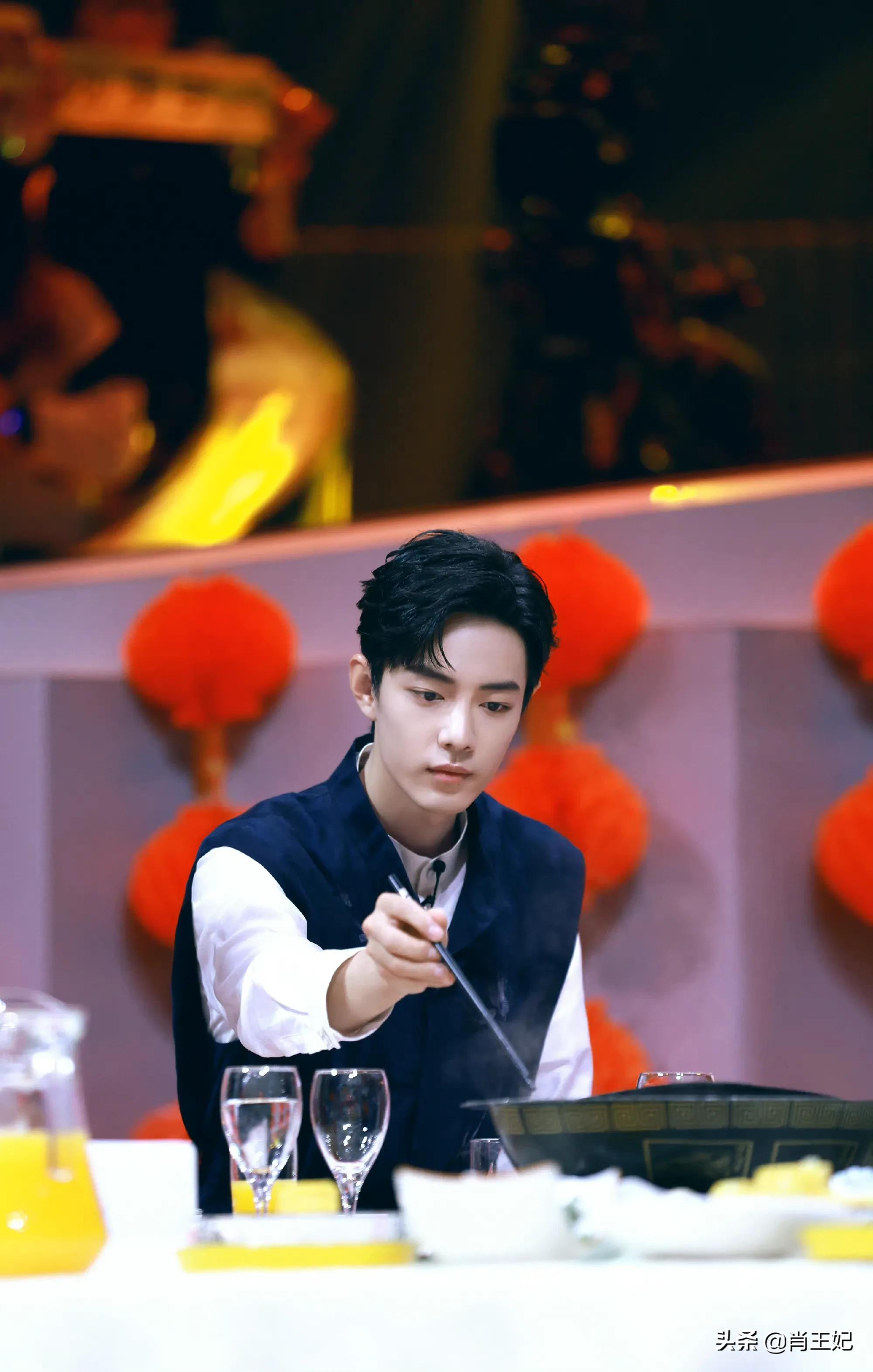 桃桃的一组生图,肖战的眼睛真好看,灵气逼人鲜花与少年绝配