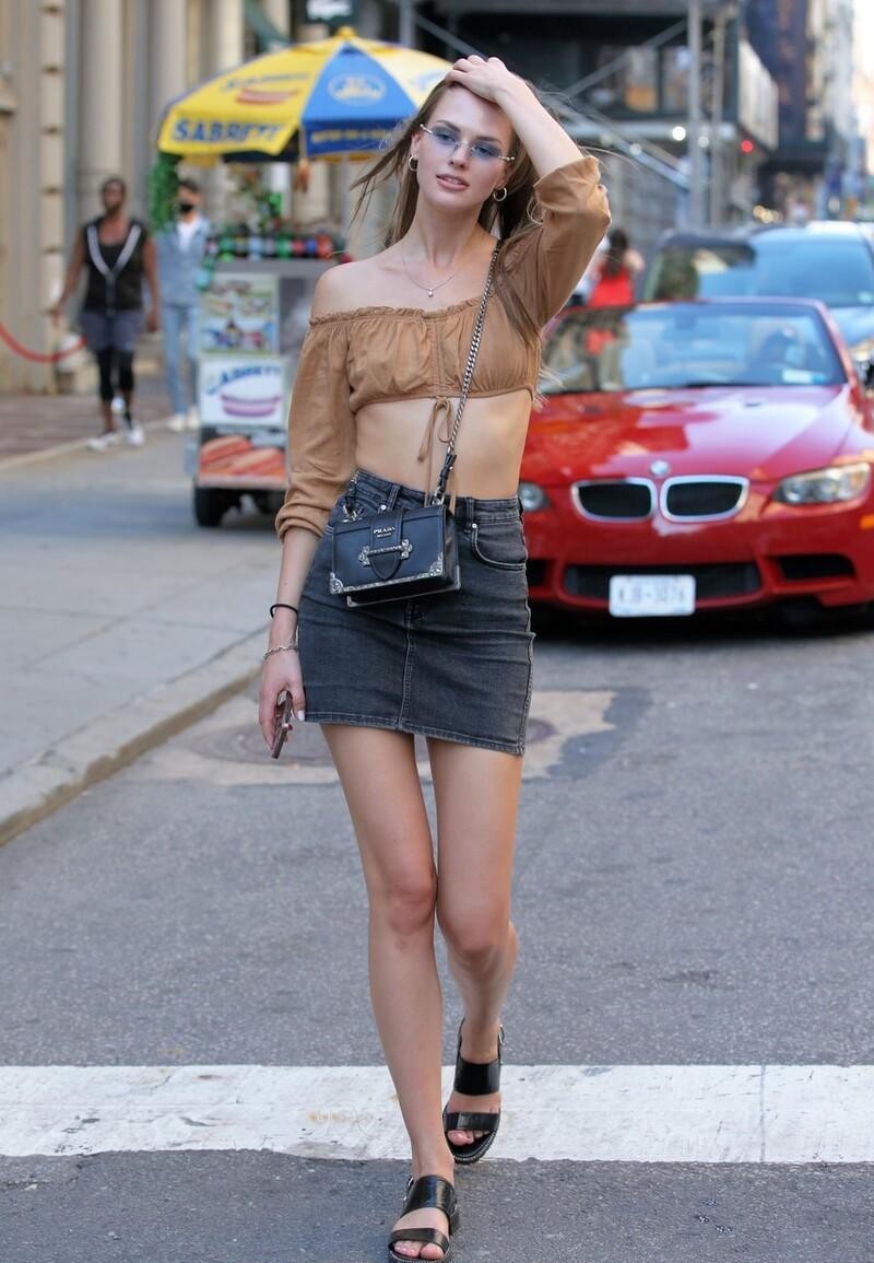 假胯宽女孩也能穿短裙，只要选对了款式，显腿细腿长不在话下