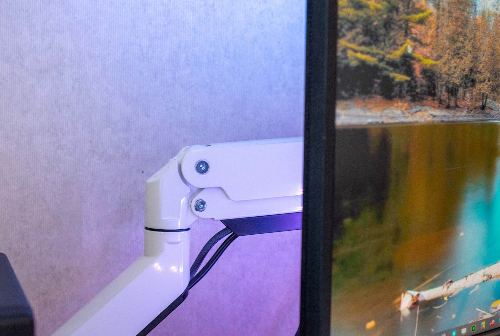 桌面改造 2.0，兼顾生产力与娱乐性的一体化空间