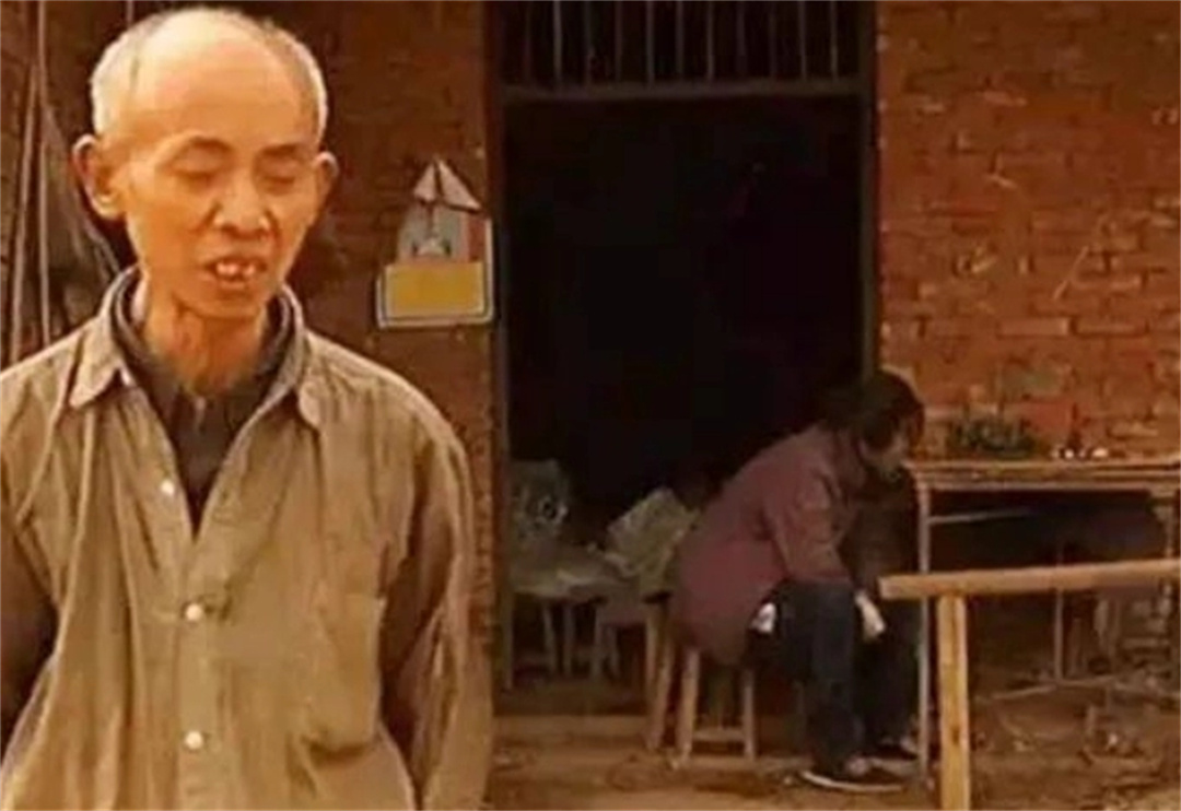 1995年的四川，老汉花120元买下女大学生，二人竟同住猪圈17年
