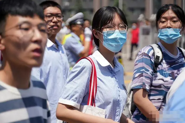 高考当天为什么不让穿校服？班主任说出答案，学生：还好知道的早