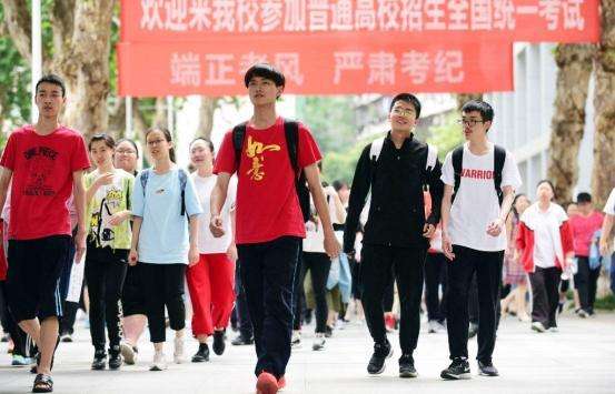 2009年，何川洋裸分全市第一，父亲为加分篡改民族，北大直接拒录