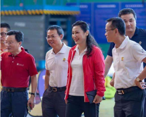 她是汕头大学女校长，39岁晋升教授、能力出众，深受广大学生爱戴