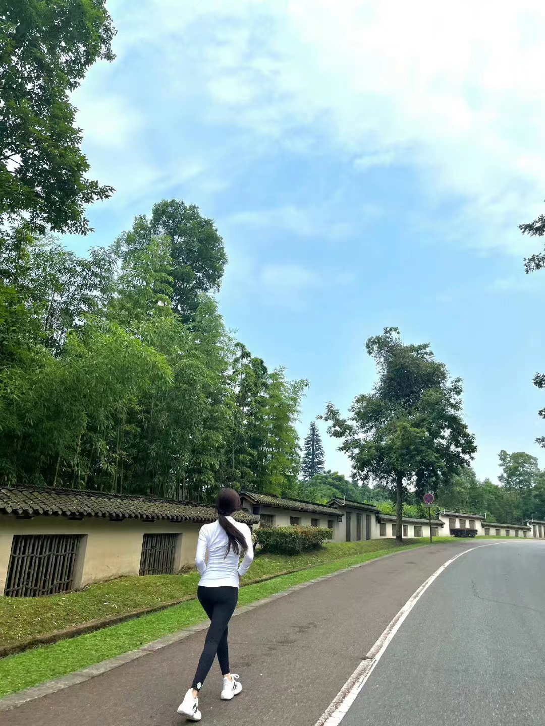 赵露思旅游私服解析，简约黑白配运动装，日常休闲又时髦