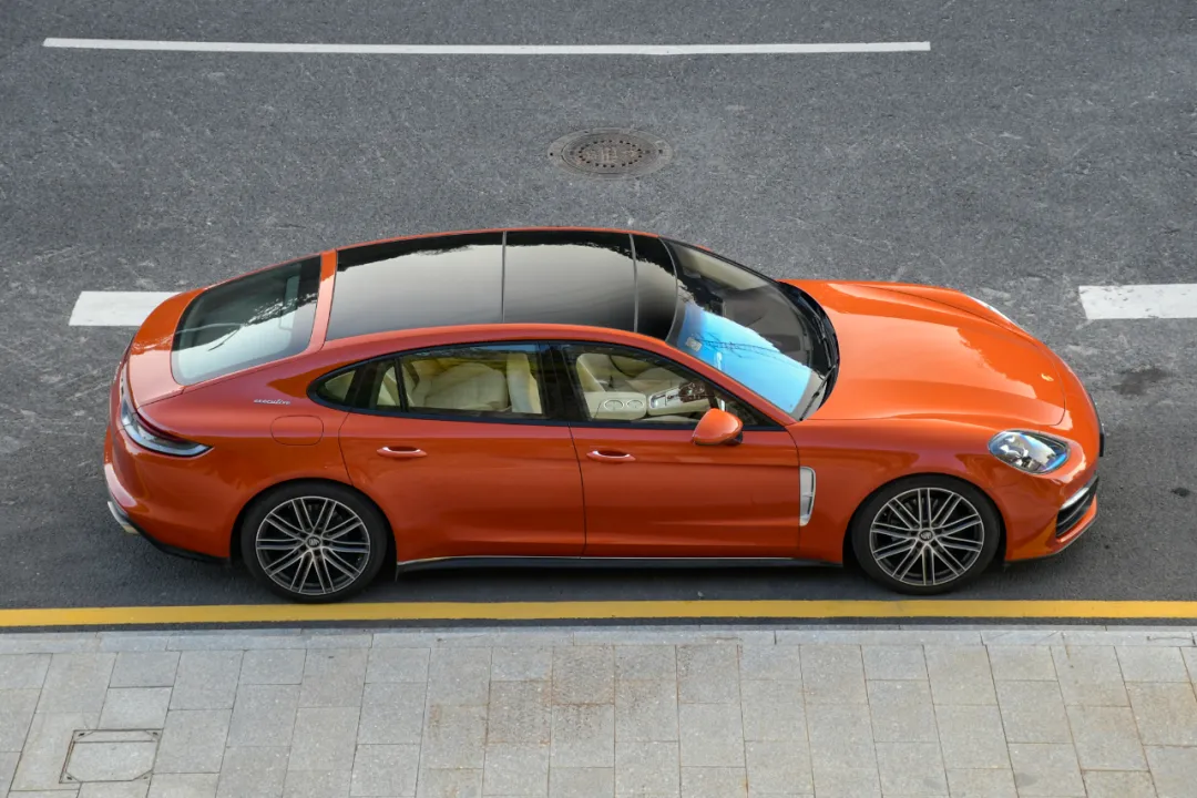 跑车的操控,豪车的舒适,这台保时捷比奔驰更香?