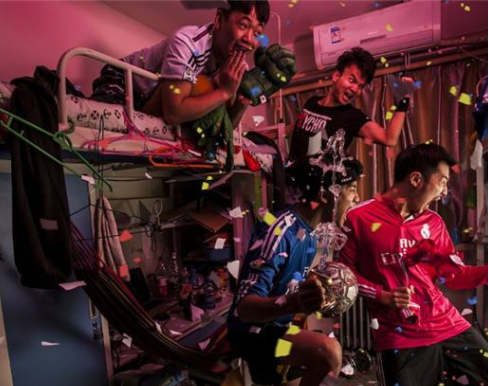 黑龙江某高校男生睡走廊4年，一鞋、一被、一推书，他活得很明白