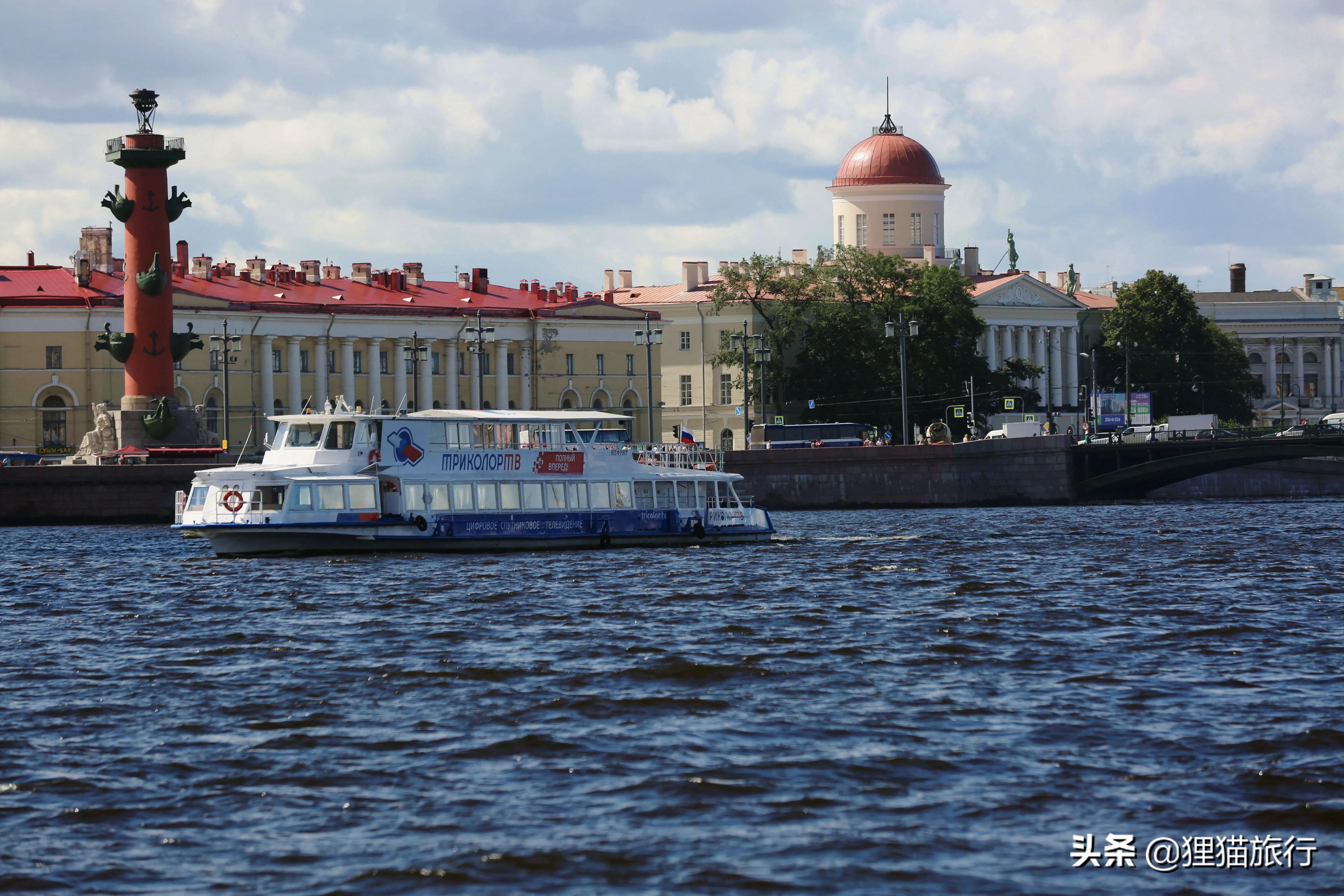 圣彼得堡是俄罗斯第二大城市，在芬兰湾沿岸，城区在涅瓦河三角洲