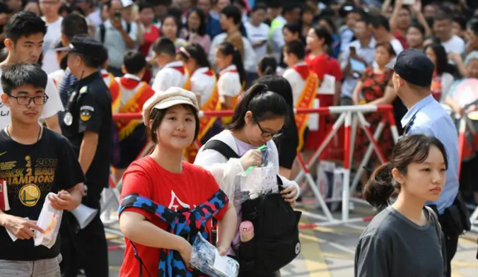 高考当天为什么不让穿校服？班主任说出答案，学生：还好知道的早