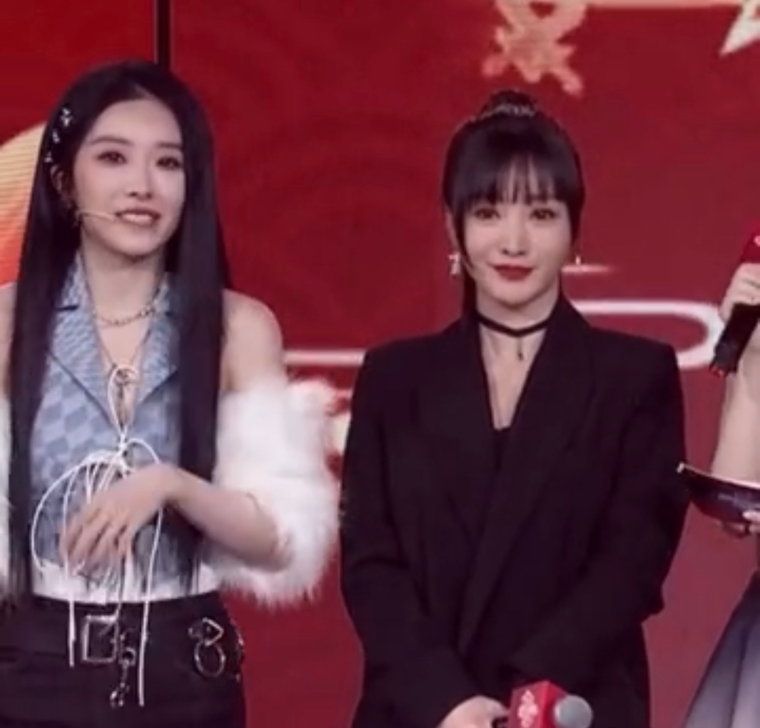 柳岩参加活动再秀性感，黑丝勾勒大长腿，41岁颜值在女星中最抗打