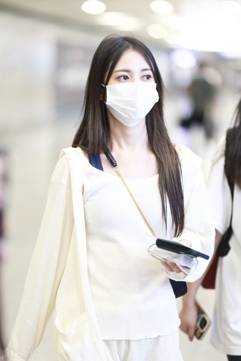 陈钰琪开衫外套搭短裤现身机场长发披肩满眼温柔