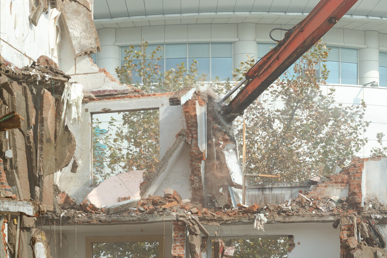 农村户口迁出后，宅基地房屋遭强拆，怎么办？